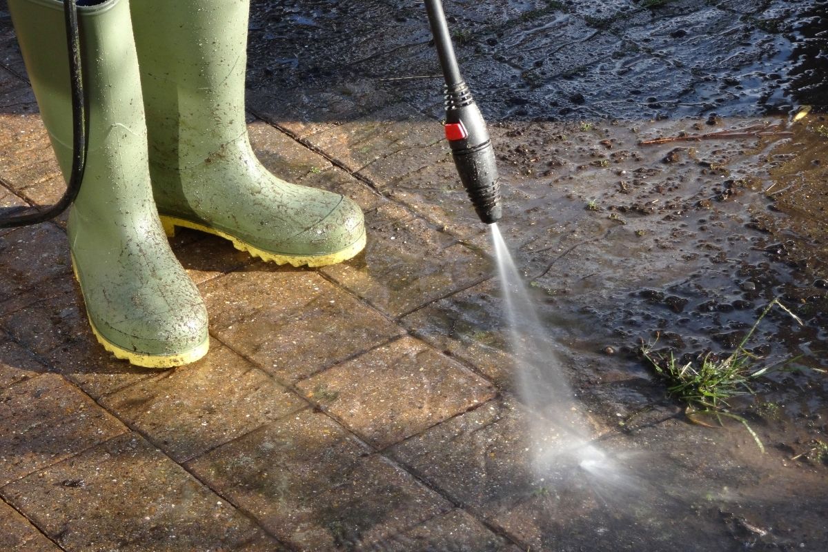Mould and sanitation cleaning with a pressure washer